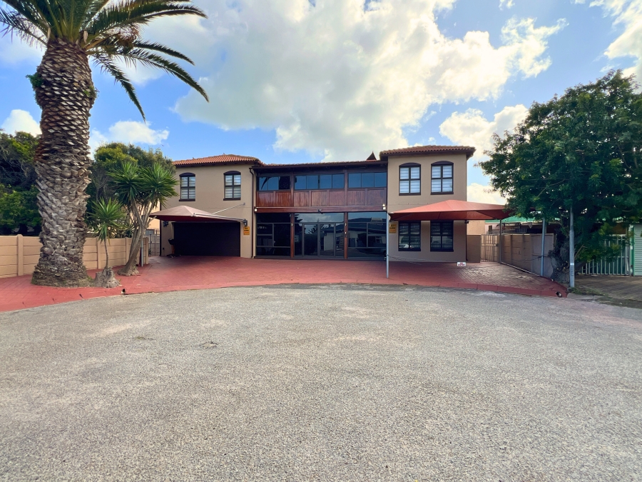 6 Bedroom Property for Sale in Middedorp Western Cape